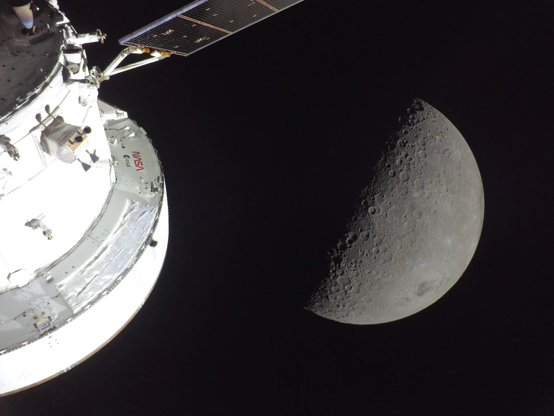 Artemis II Crew Captures Moon’s Far Side During Flyby