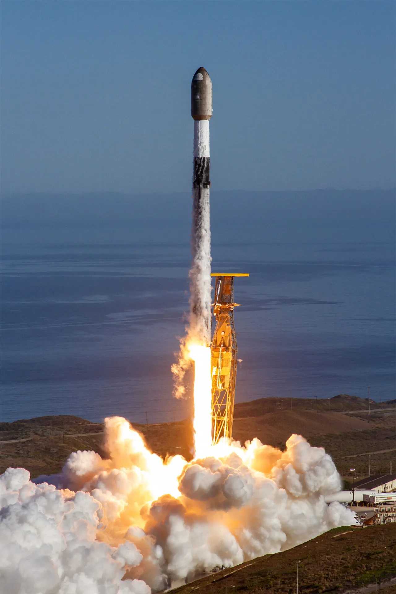 Falcon 9 вивела на орбіту місію USSF-153 з Каліфорнії