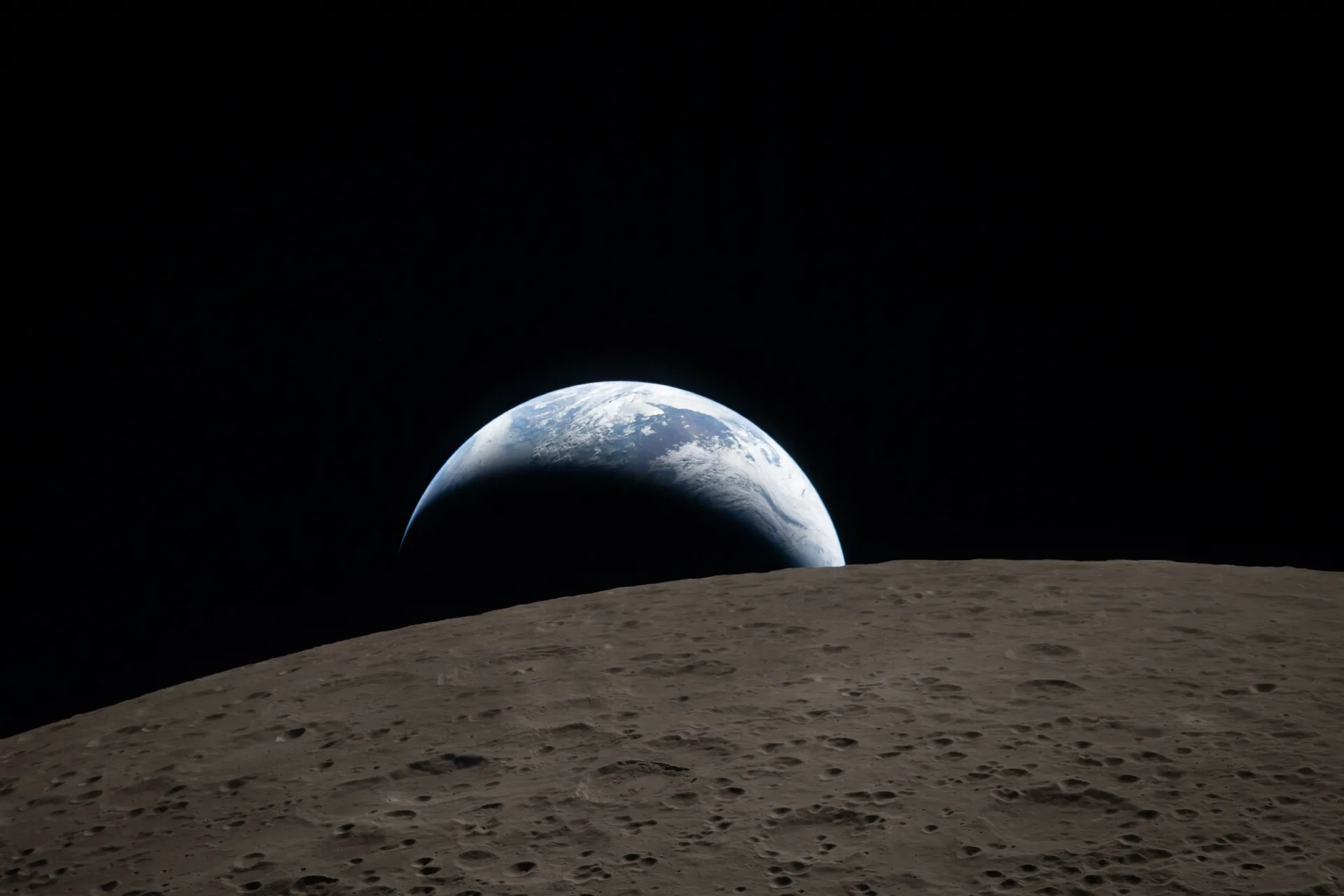 Екіпаж Artemis II показав перші кадри обльоту Місяця